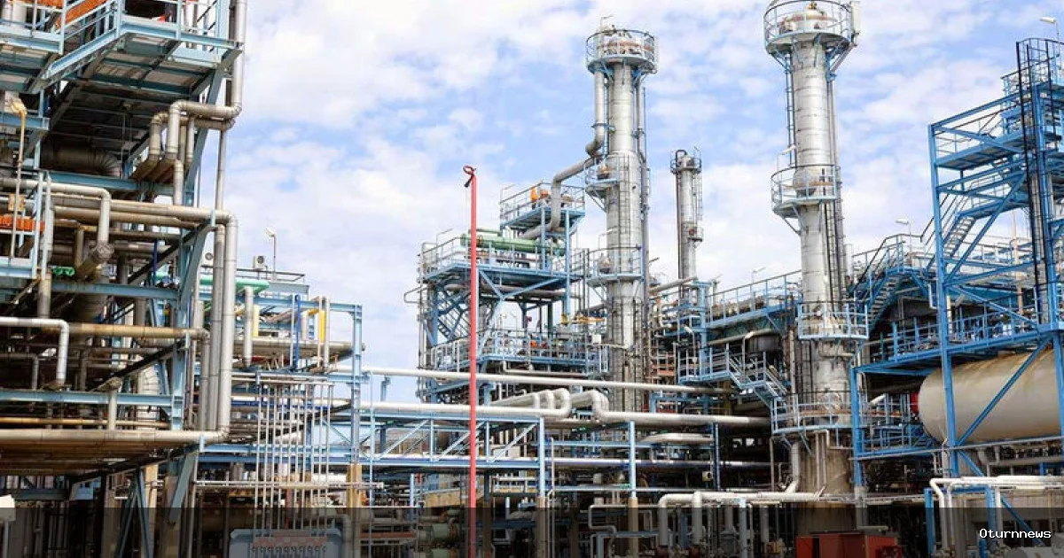 FG Issues Petrol Import Licences for 720,000MT to Six Marketers Amid Dangote Refinery Supply Debate